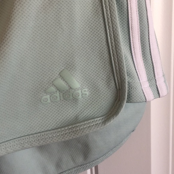 Small Adidas running shorts - Picture 2 of 3